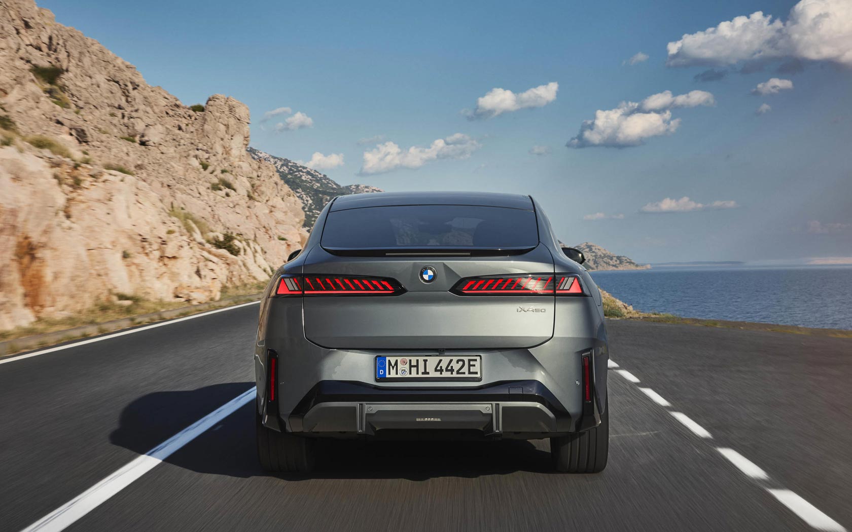���� BMW iX4 