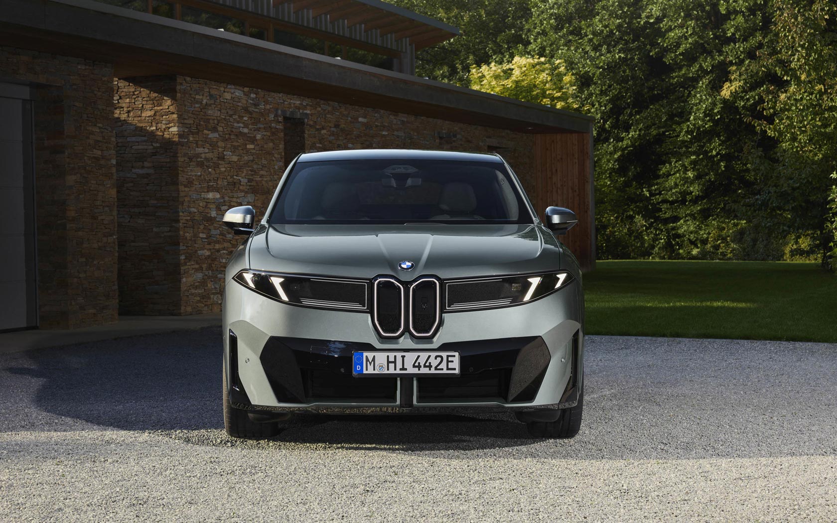 ���� BMW iX4 