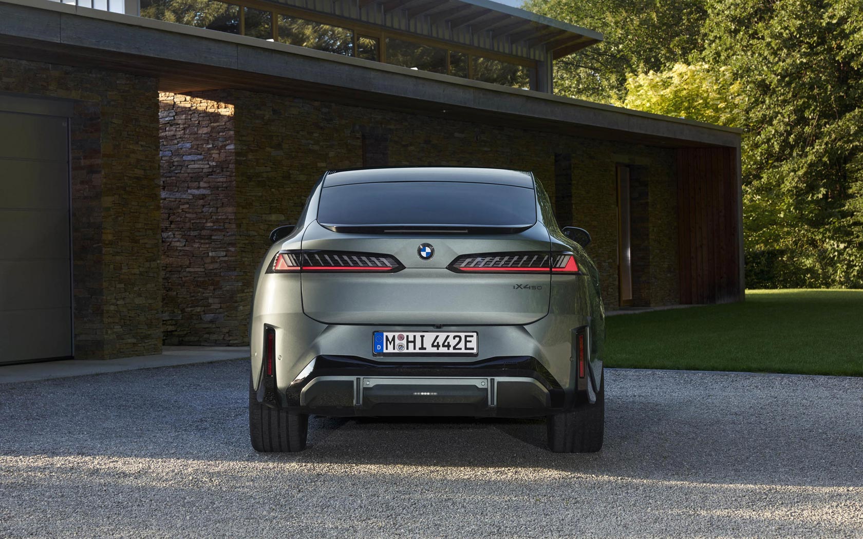 ���� BMW iX4 
