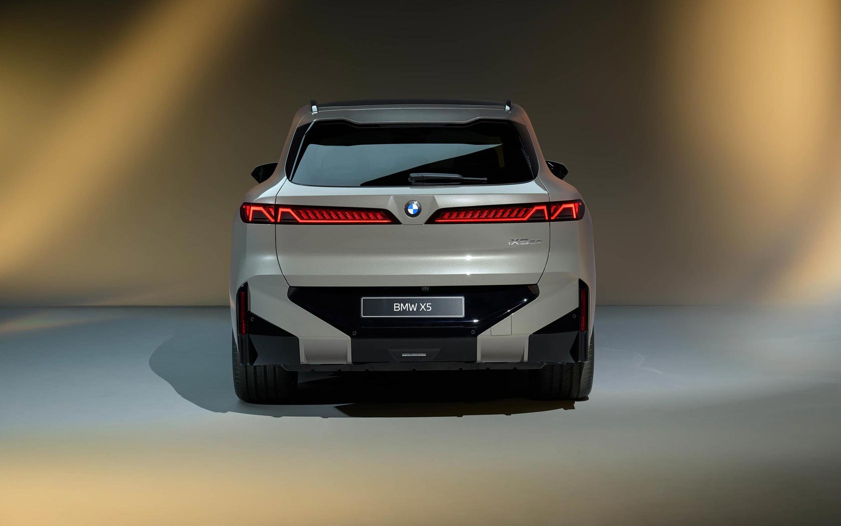 ���� BMW iX5 