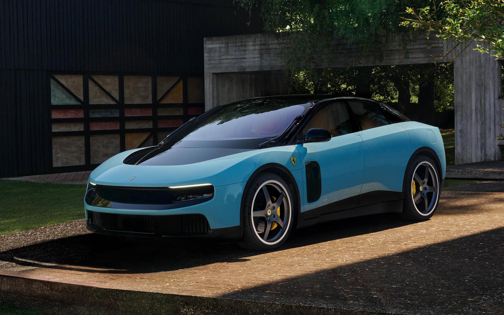 ���� Ferrari Luce 