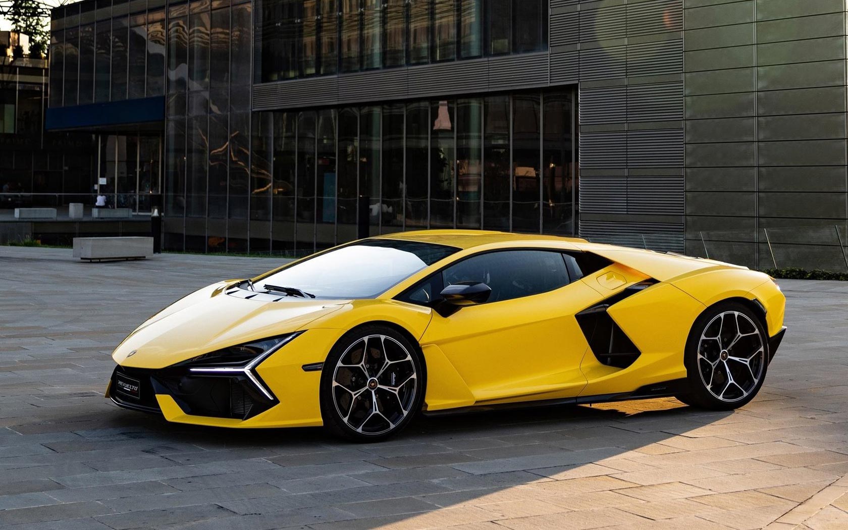  Lamborghini Revuelto 