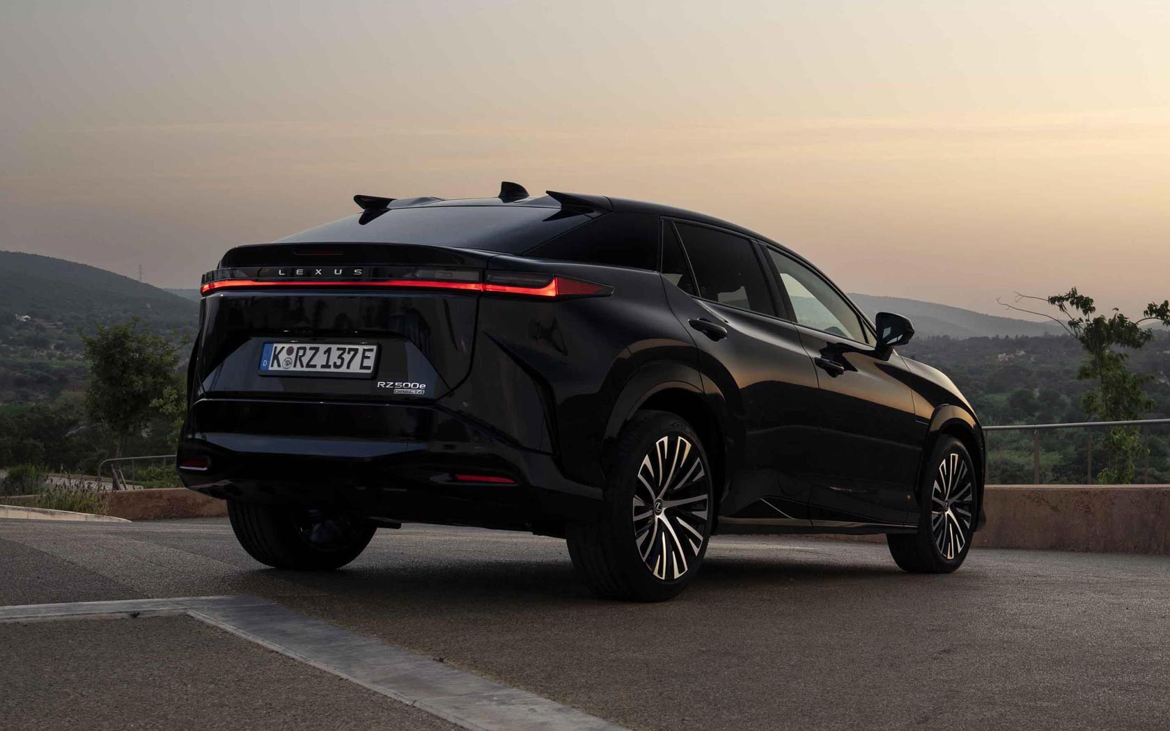  Lexus RZ 