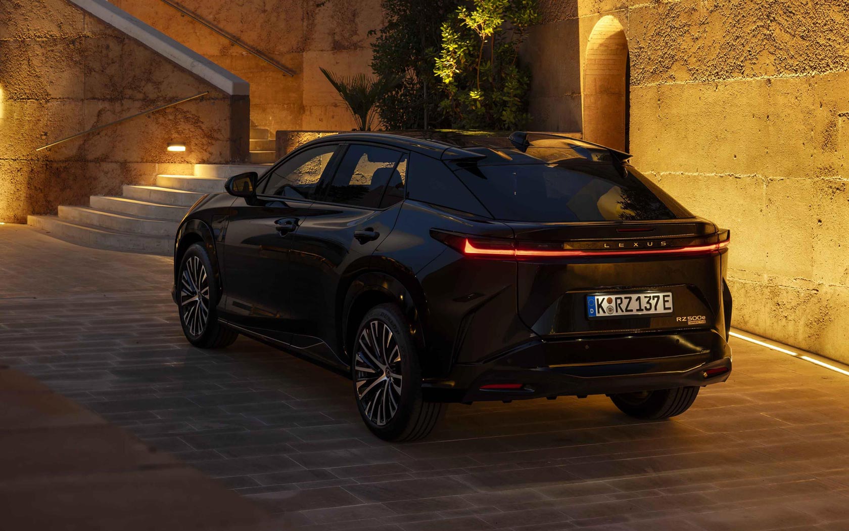  Lexus RZ 
