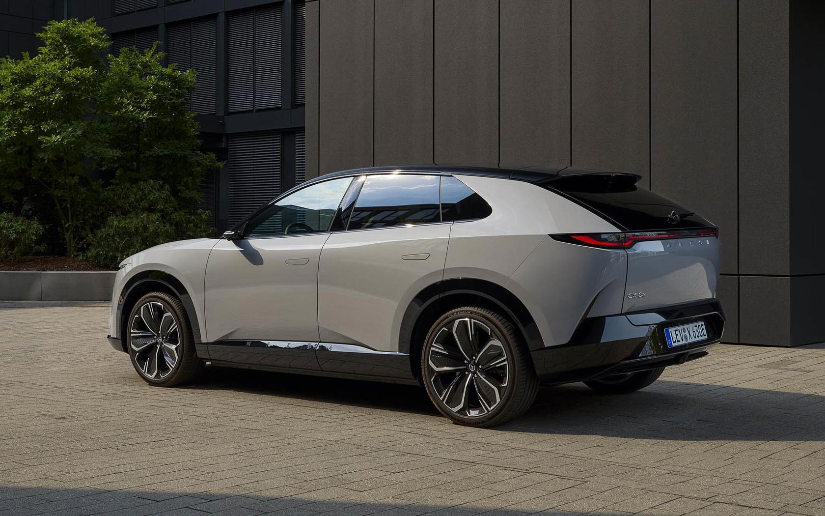 ���� Mazda CX-6e 