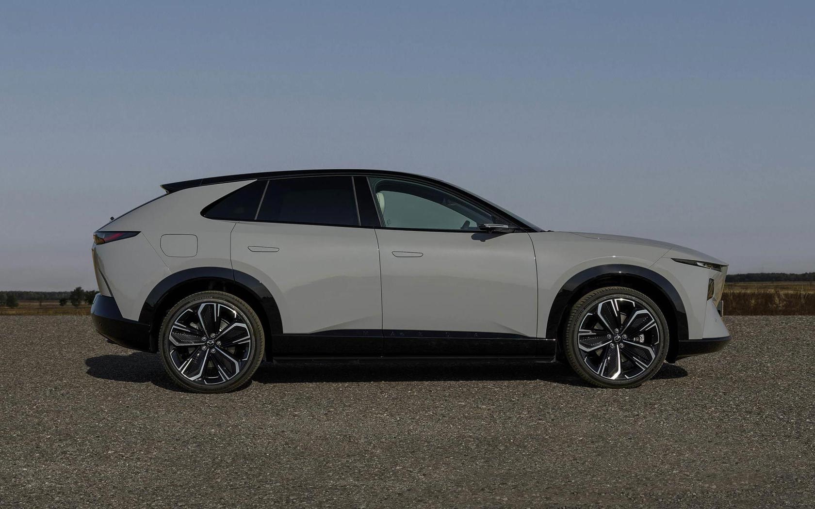 ���� Mazda CX-6e 