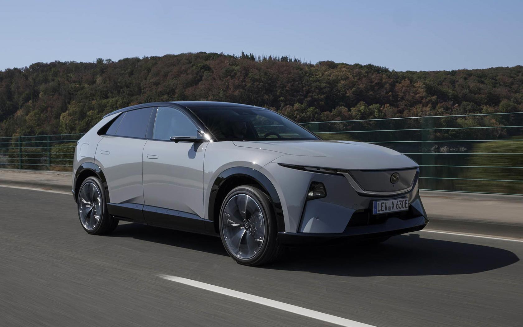 ���� Mazda CX-6e 