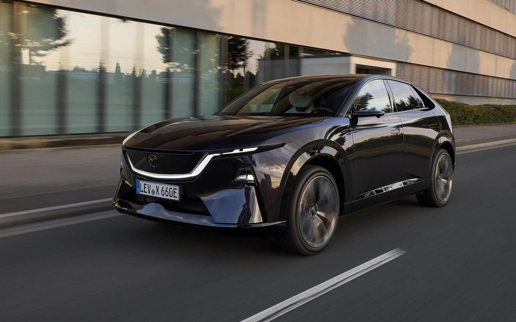 ���� Mazda CX-6e 