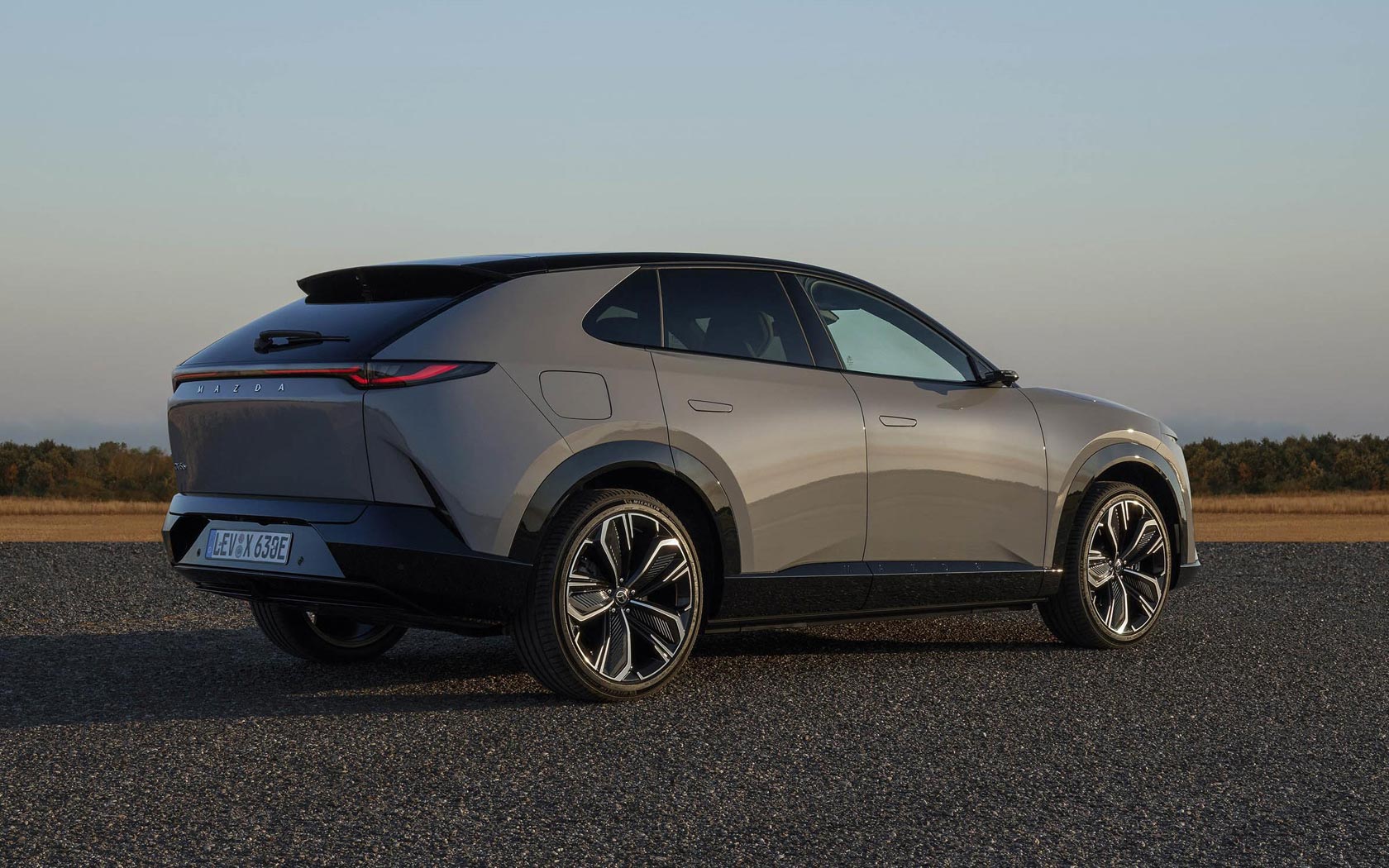 ���� Mazda CX-6e 