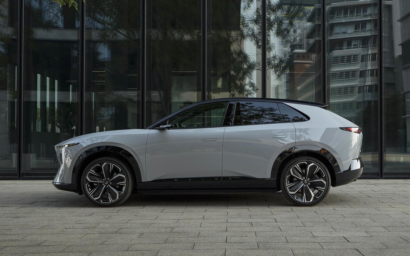 ���� Mazda CX-6e 