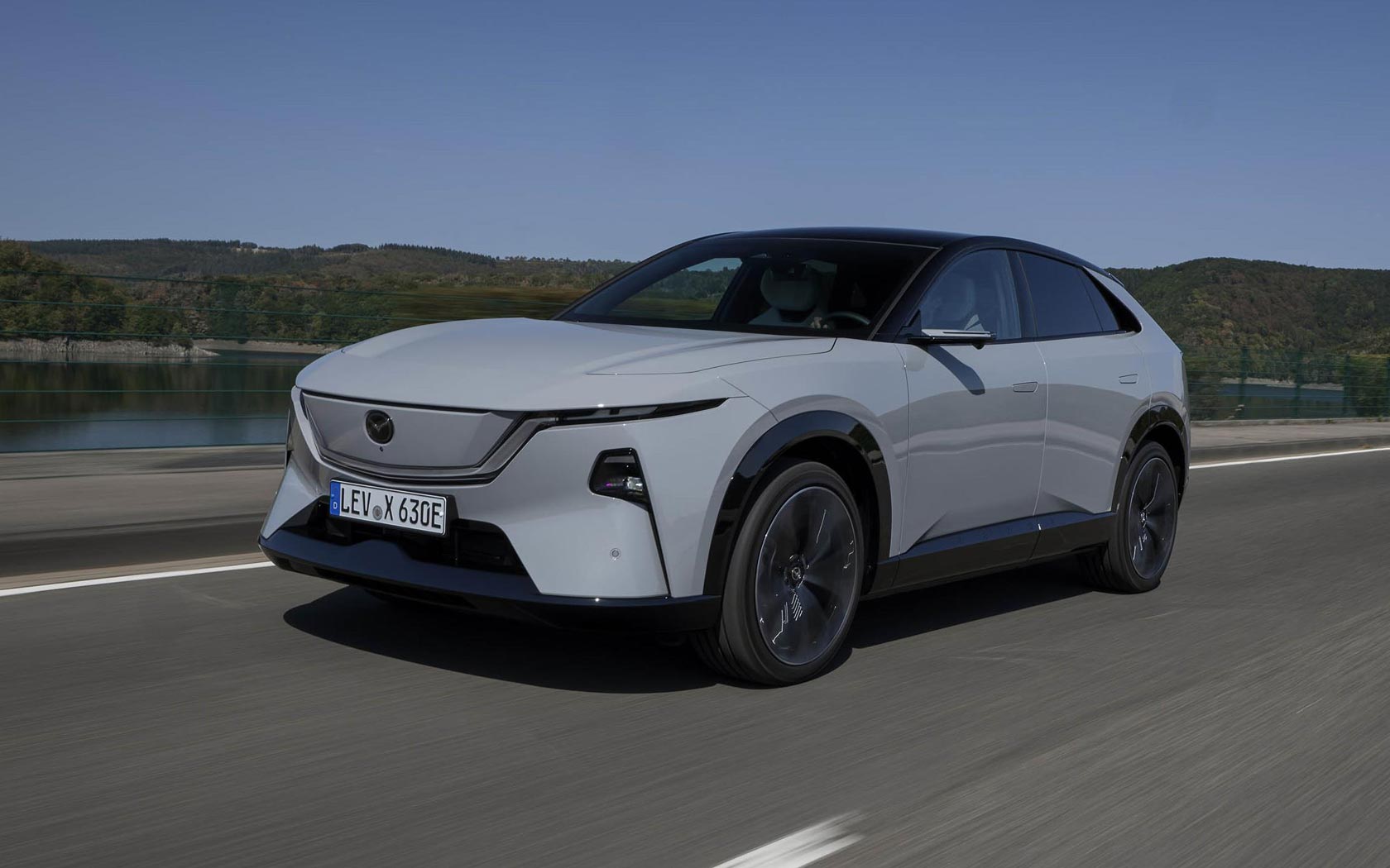 ���� Mazda CX-6e 