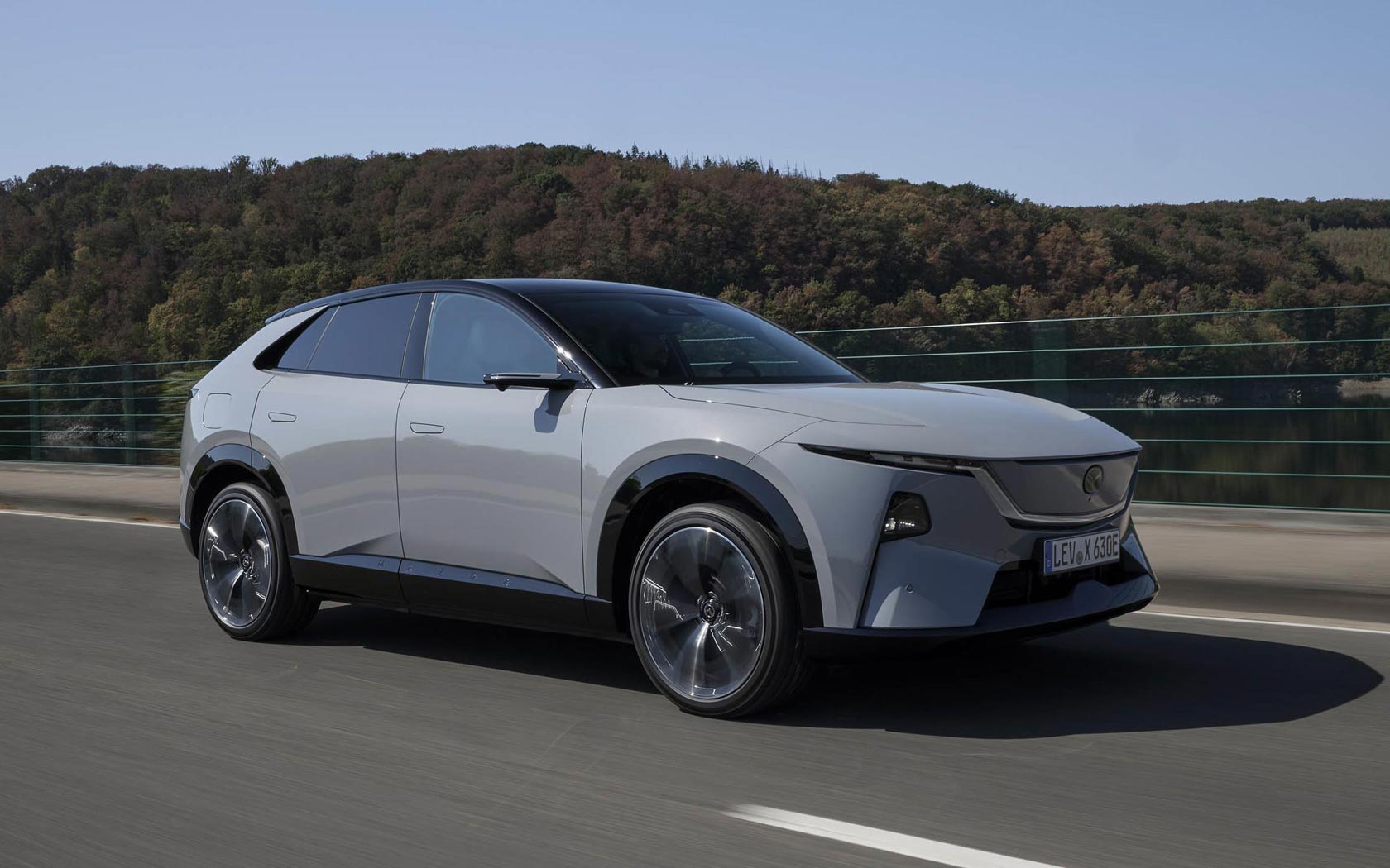 ���� Mazda CX-6e 