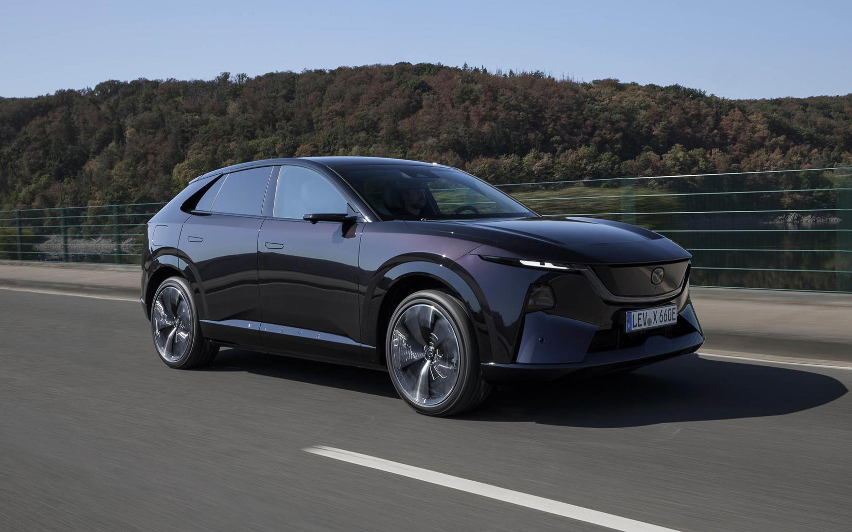 ���� Mazda CX-6e 