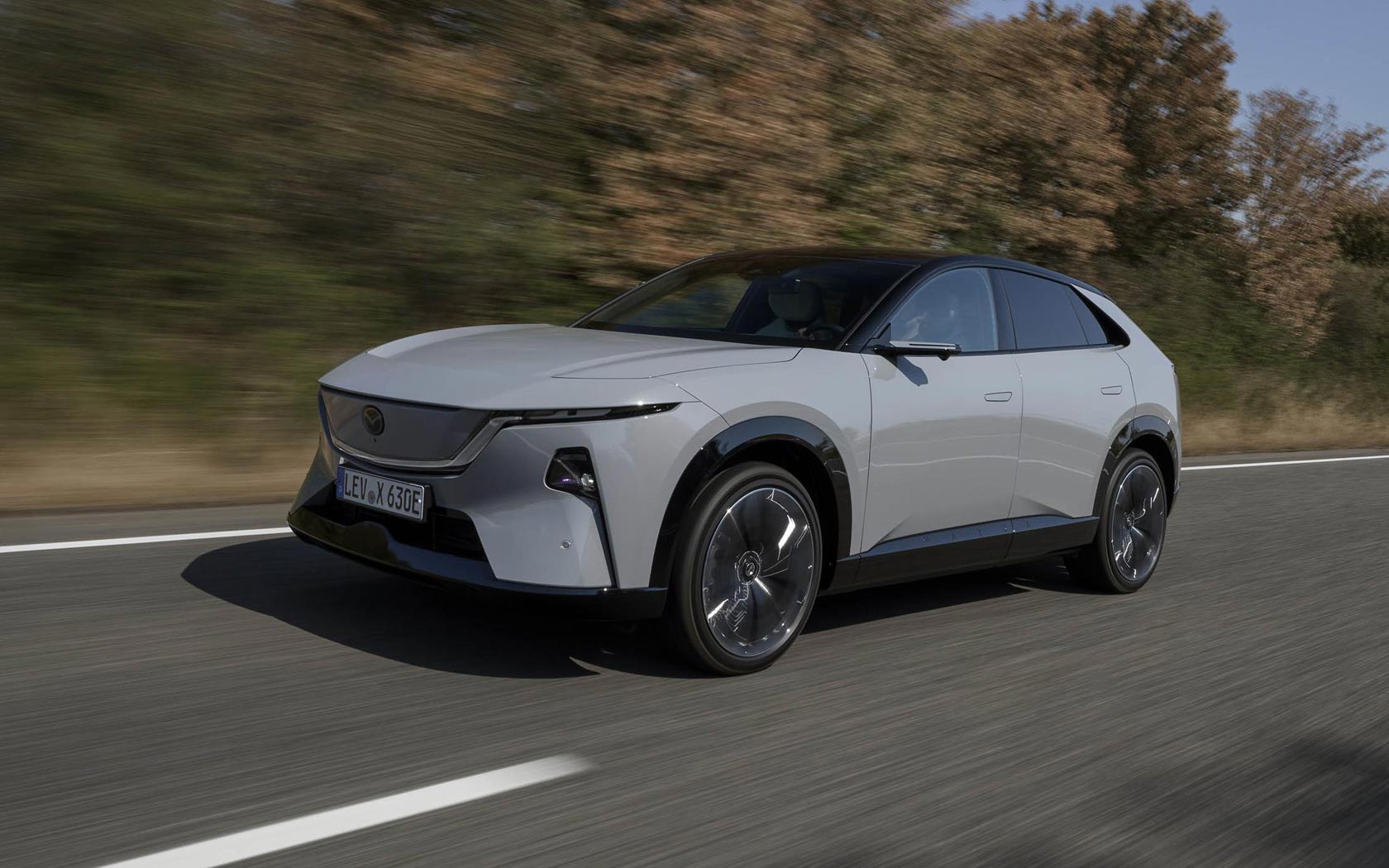 ���� Mazda CX-6e 
