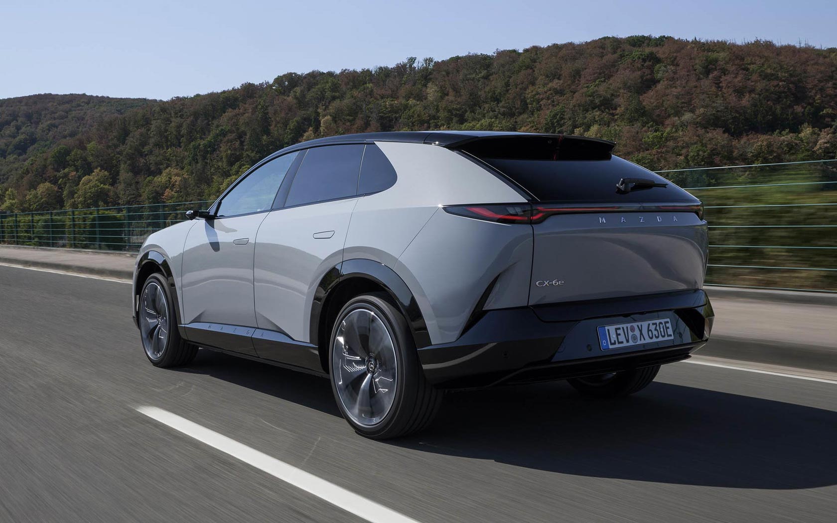 ���� Mazda CX-6e 