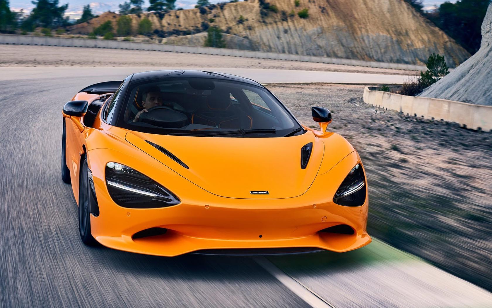 MCLAREN 720 спереди