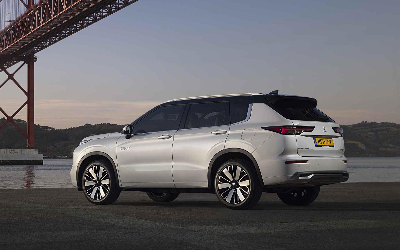  Mitsubishi Outlander PHEV 