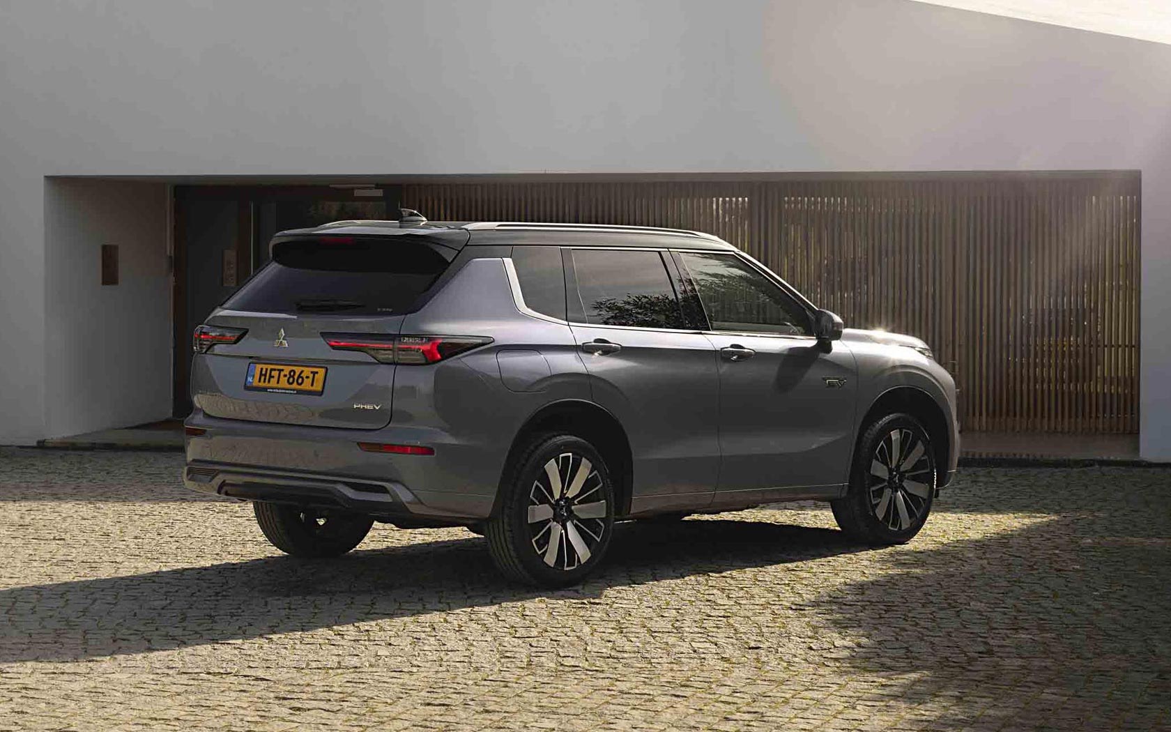  Mitsubishi Outlander PHEV 