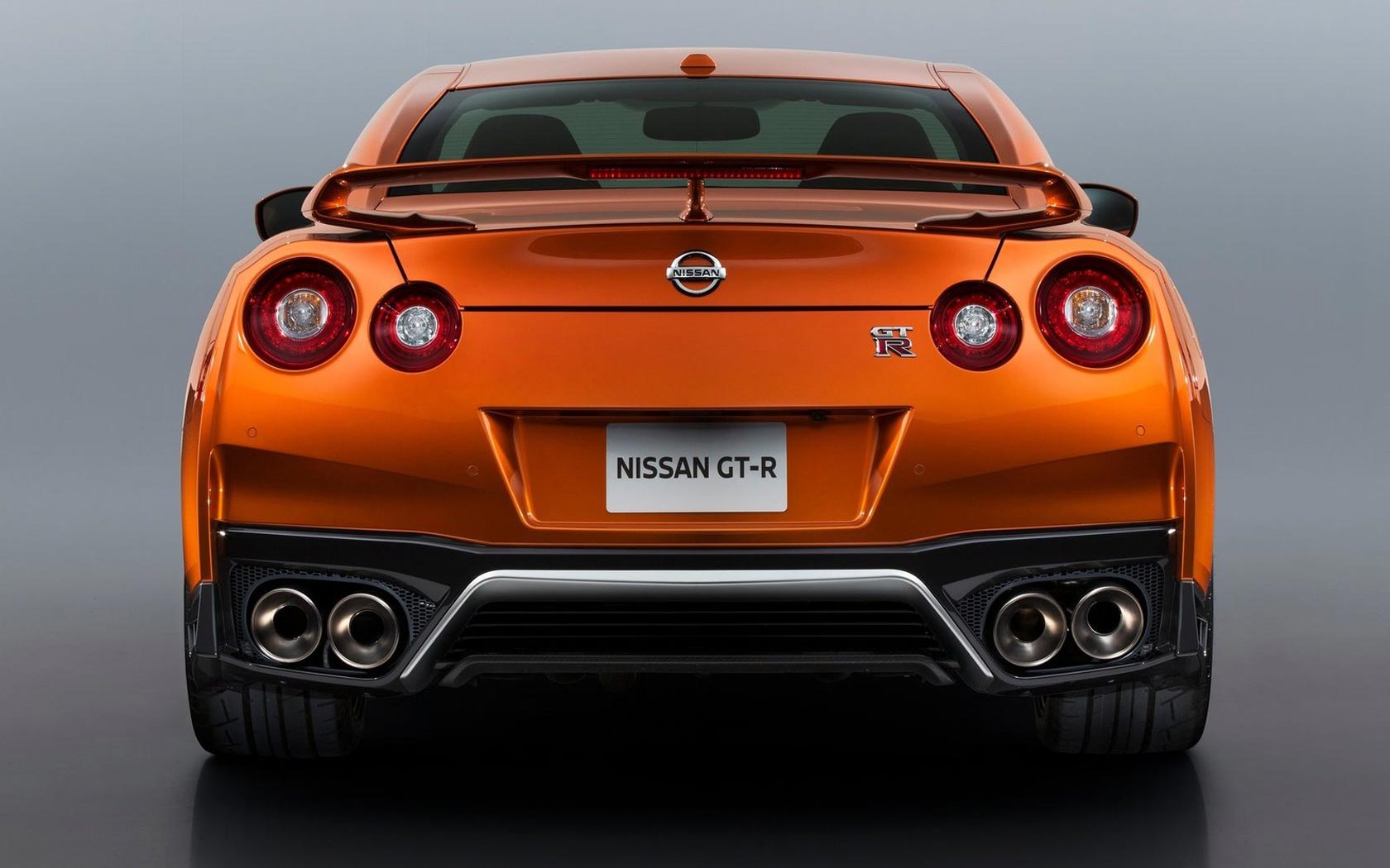  Nissan GT-R 