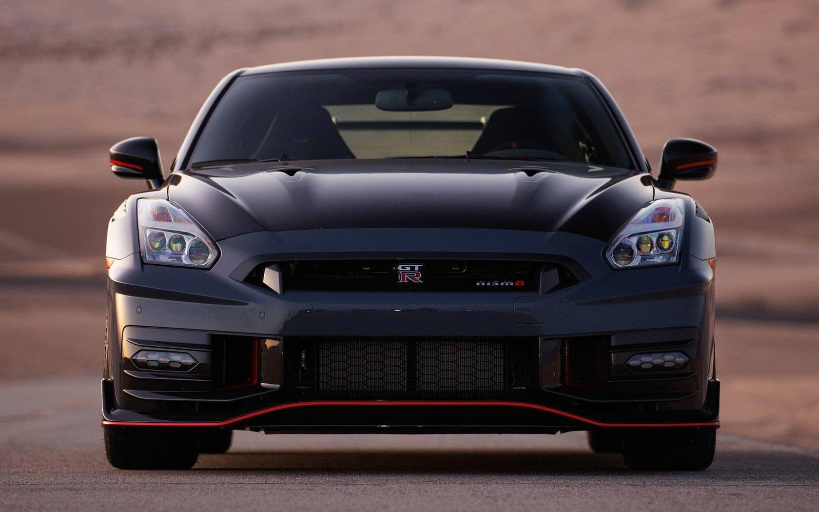  Nissan GT-R Nismo 