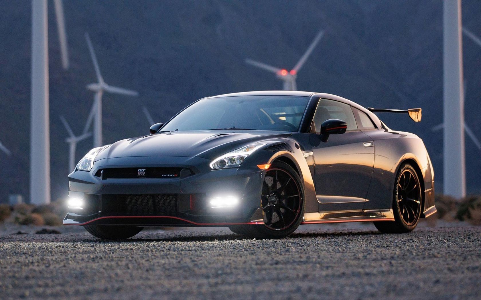  Nissan GT-R Nismo 