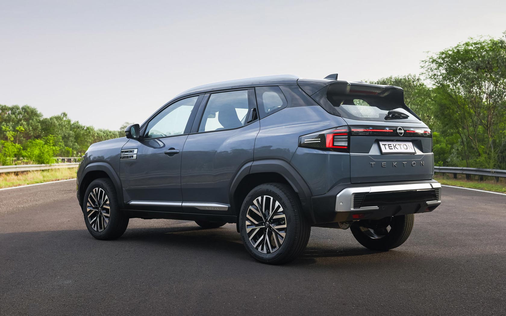 ���� Nissan Tekton 