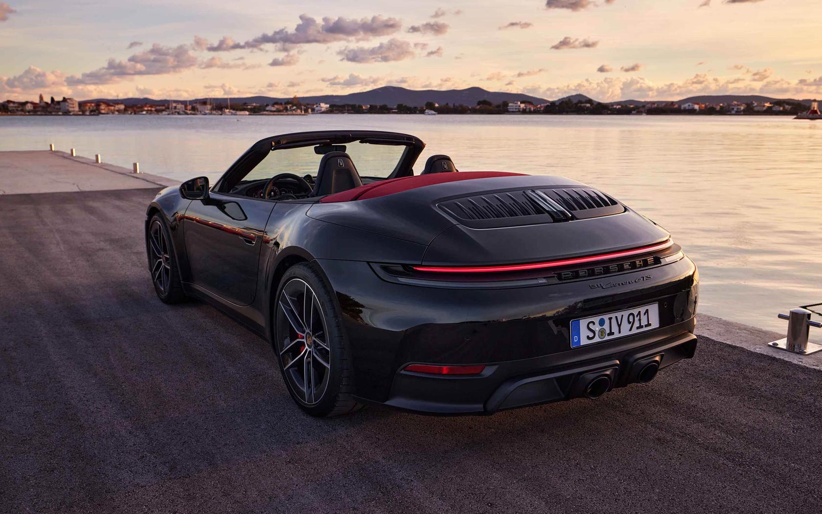  Porsche 911 GTS Cabrio 