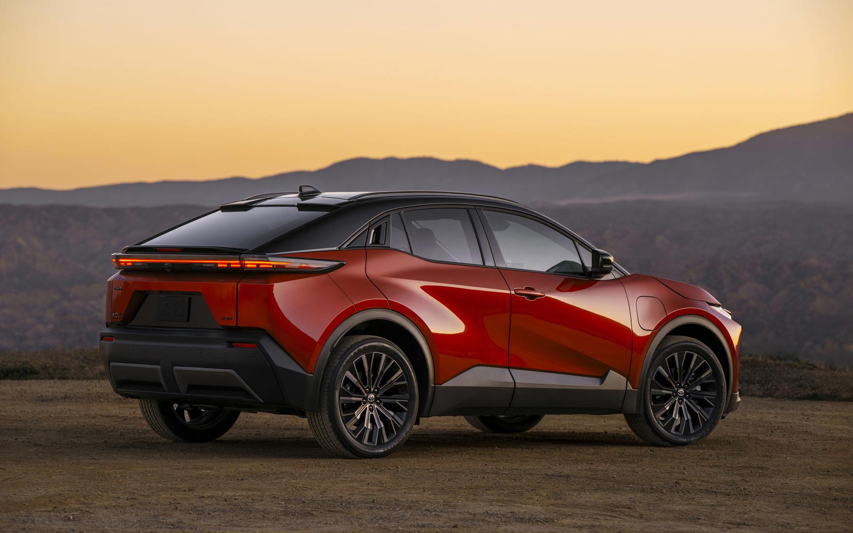 ���� Toyota C-HR Plus 