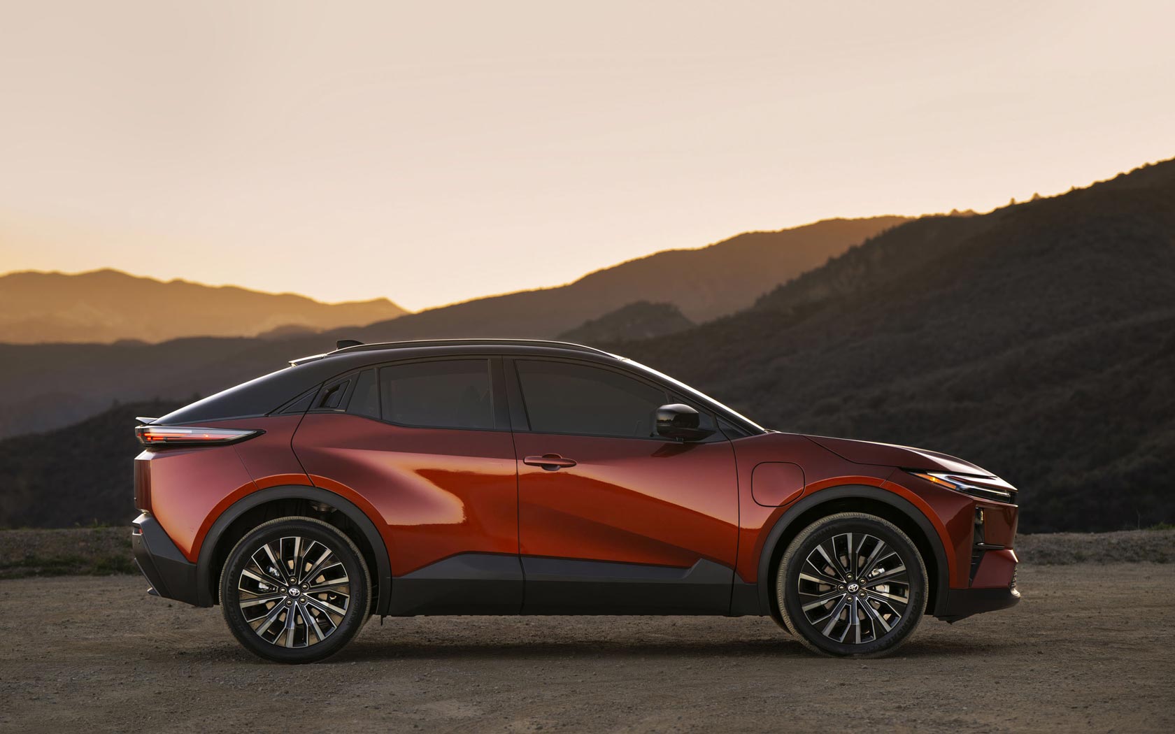 ���� Toyota C-HR Plus 