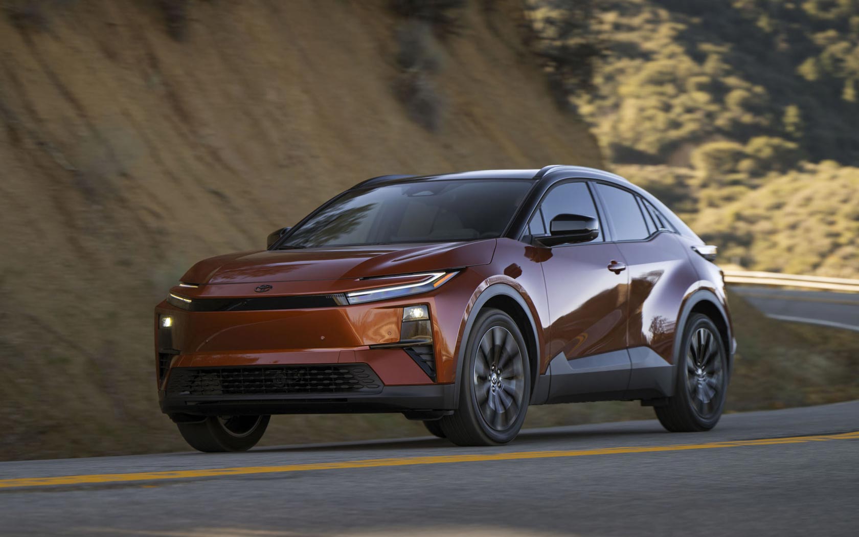 ���� Toyota C-HR Plus 