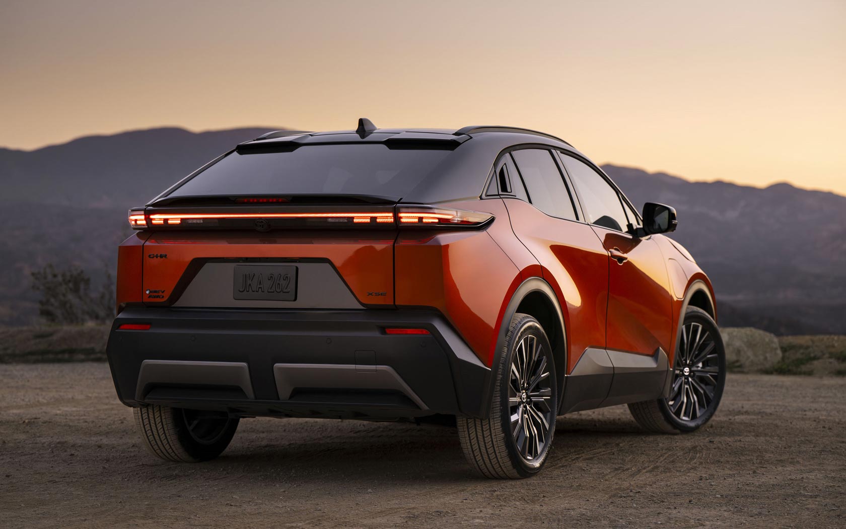 ���� Toyota C-HR Plus 