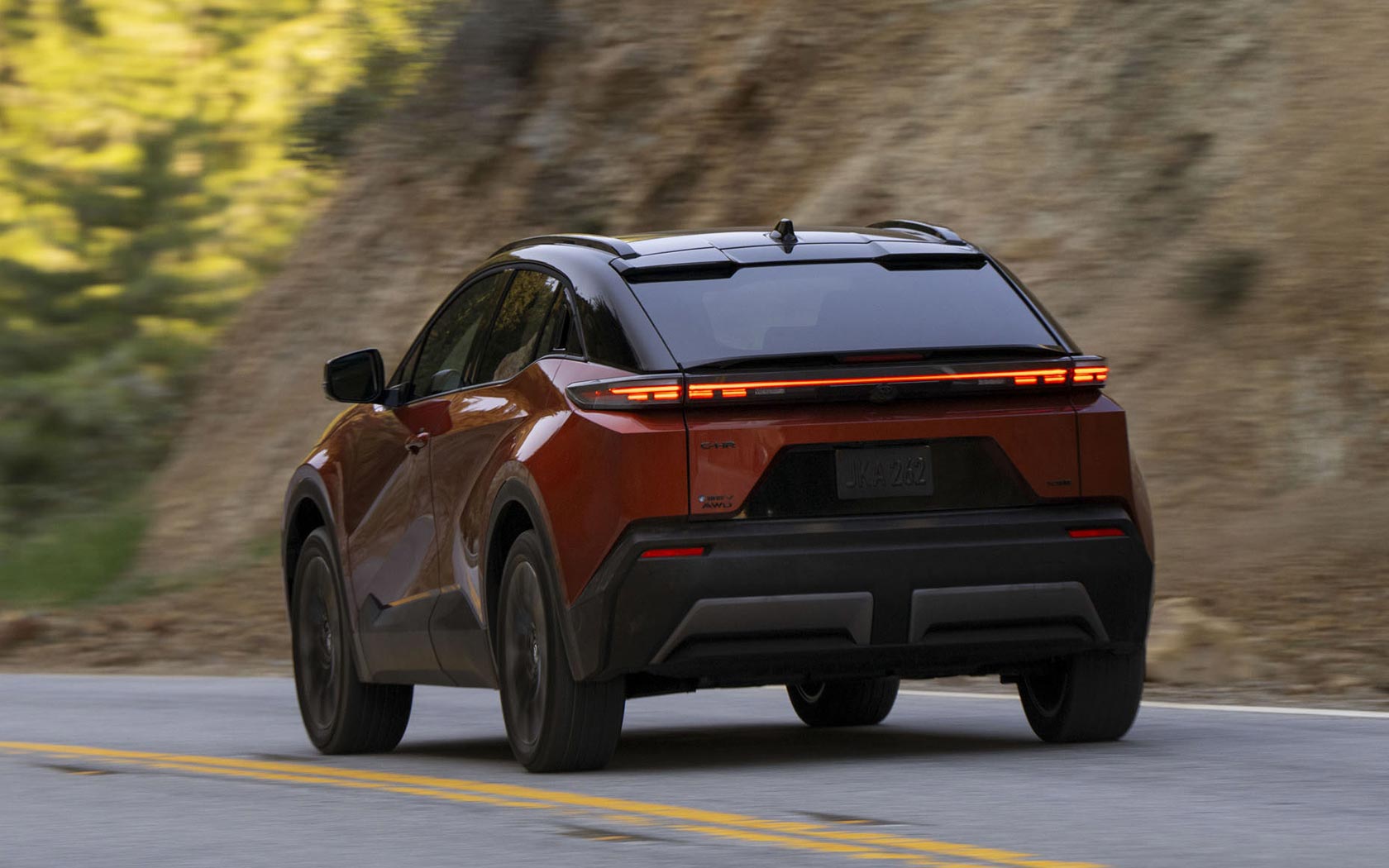 ���� Toyota C-HR Plus 