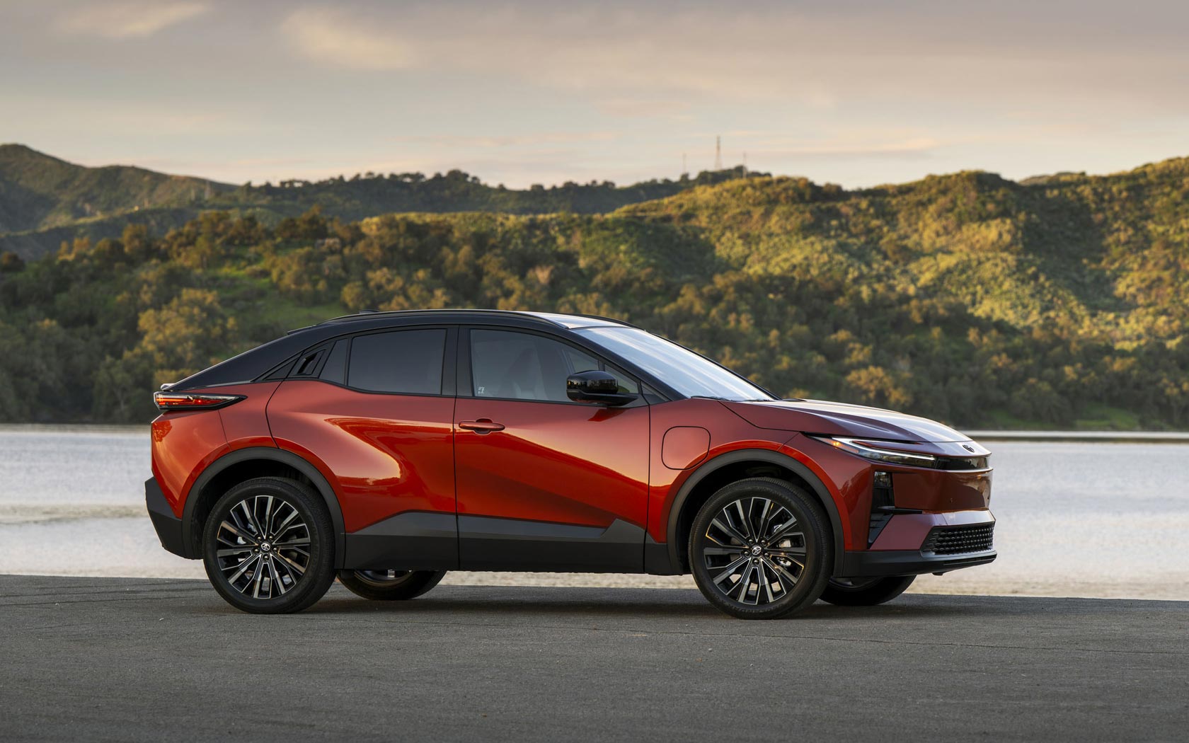 ���� Toyota C-HR Plus 