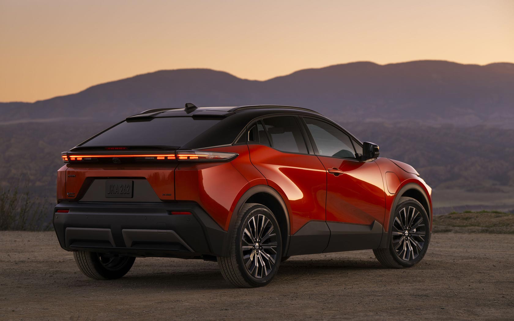 ���� Toyota C-HR Plus 