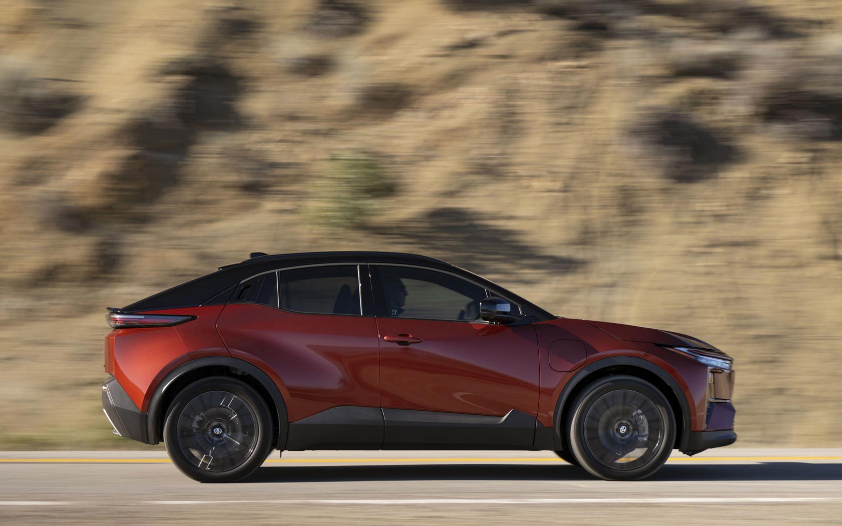 ���� Toyota C-HR Plus 