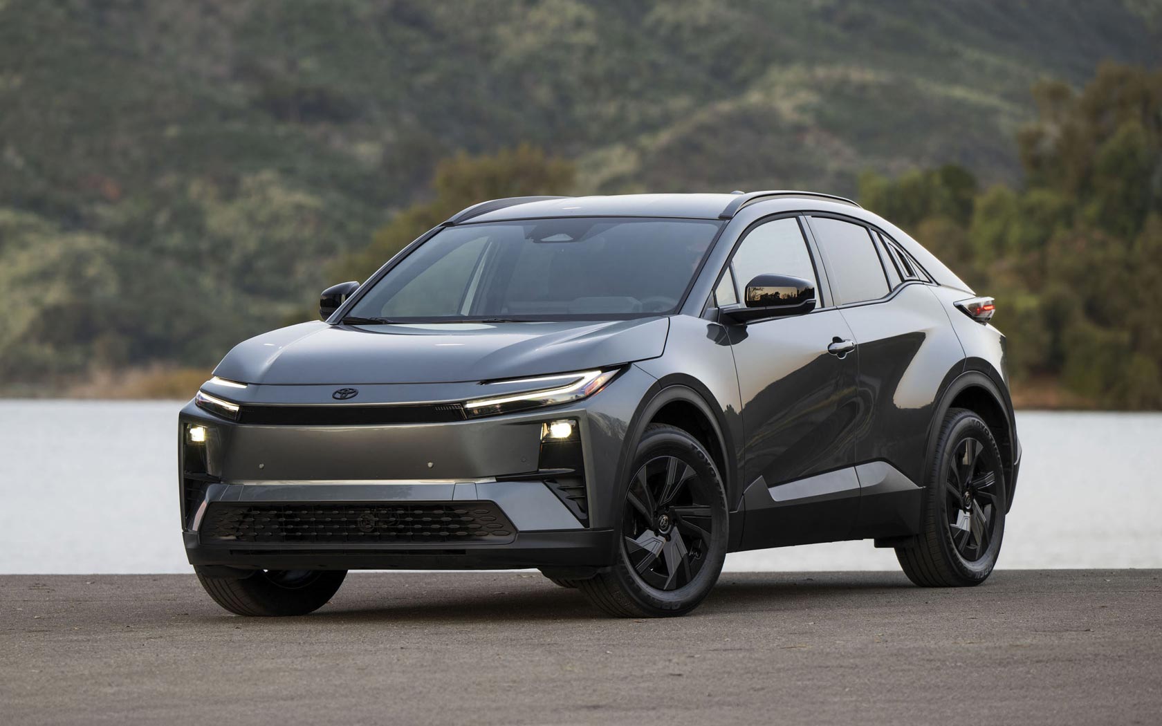 ���� Toyota C-HR Plus 