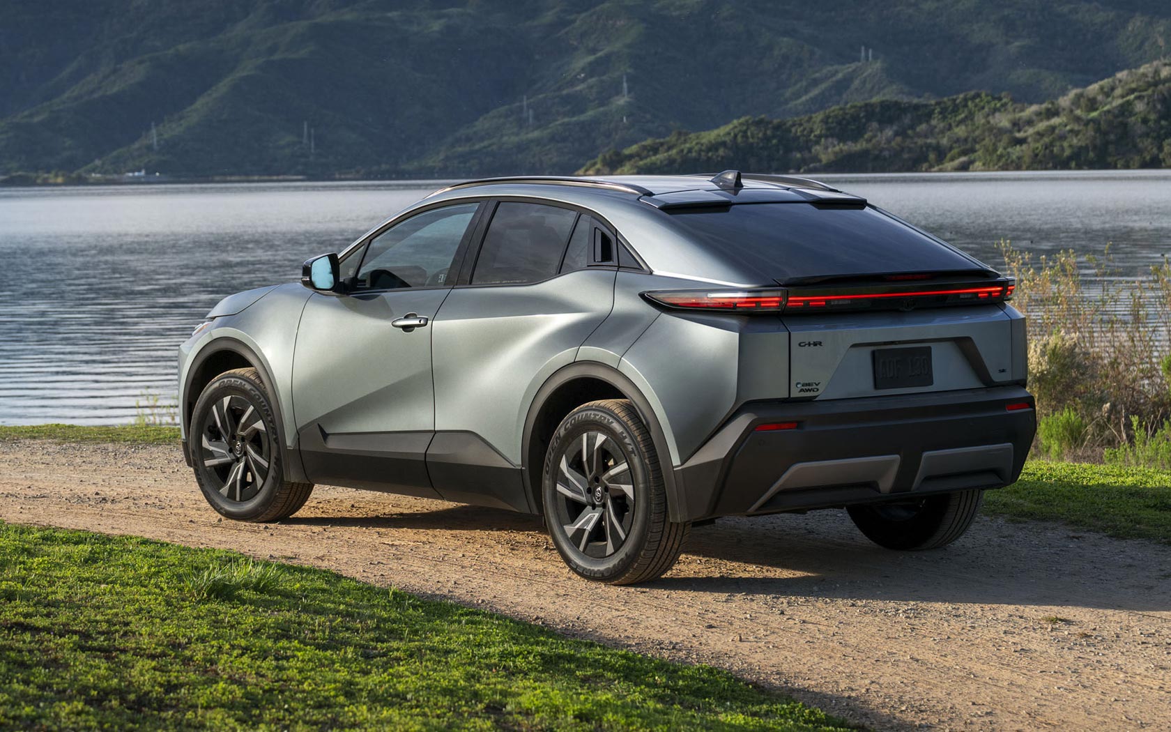 ���� Toyota C-HR Plus 