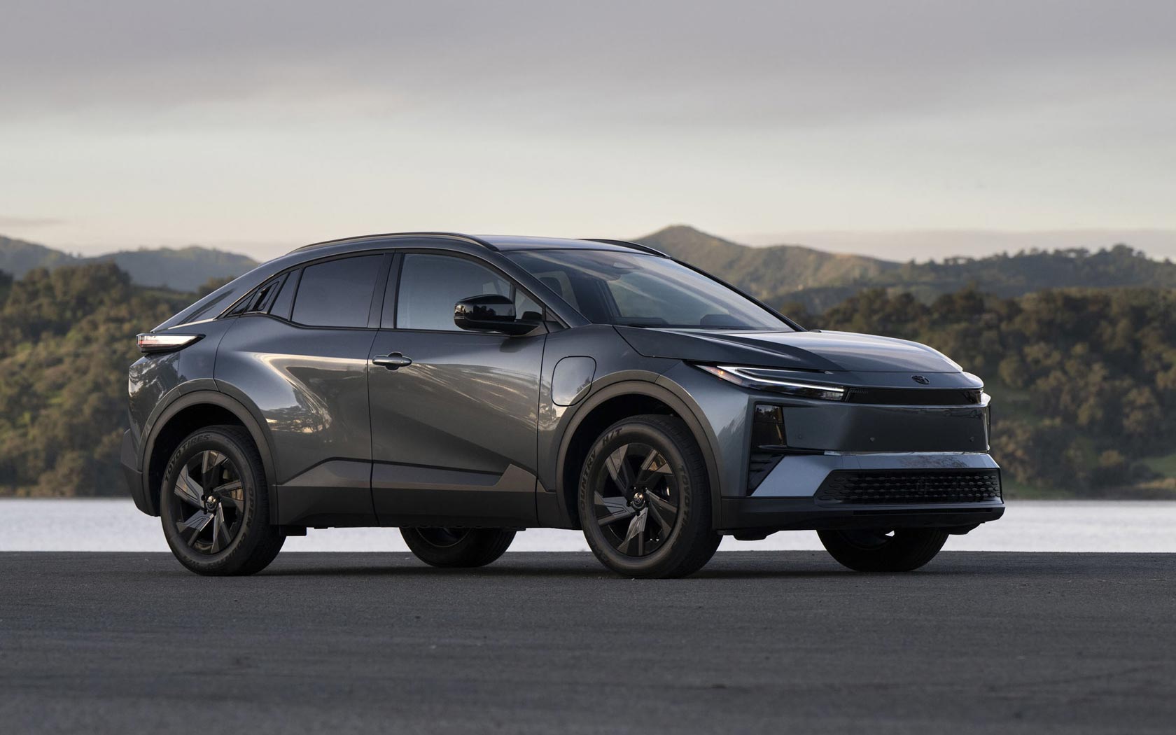 ���� Toyota C-HR Plus 