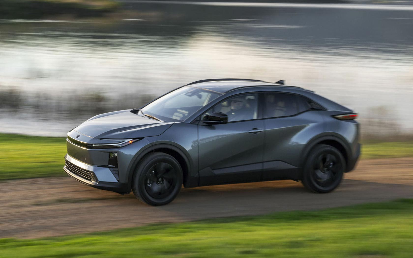 ���� Toyota C-HR Plus 