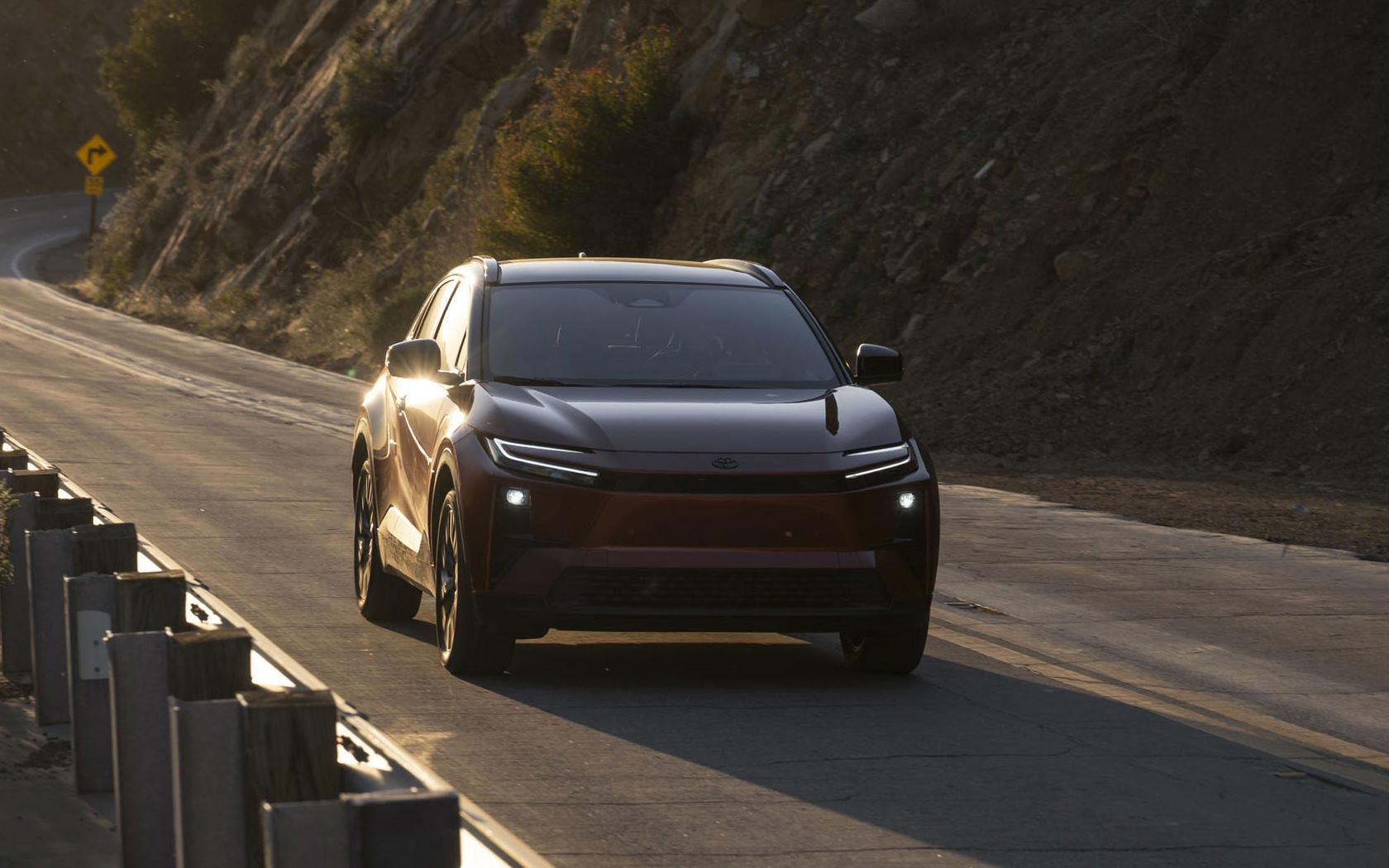 ���� Toyota C-HR Plus 