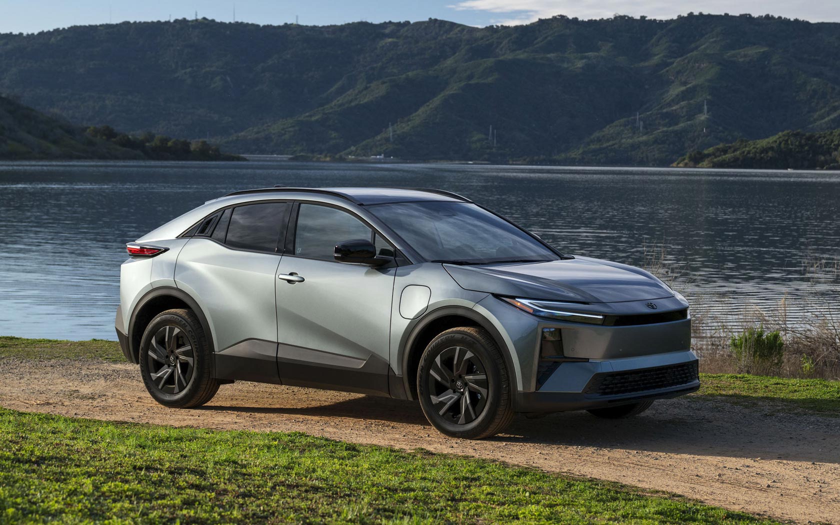 ���� Toyota C-HR Plus 