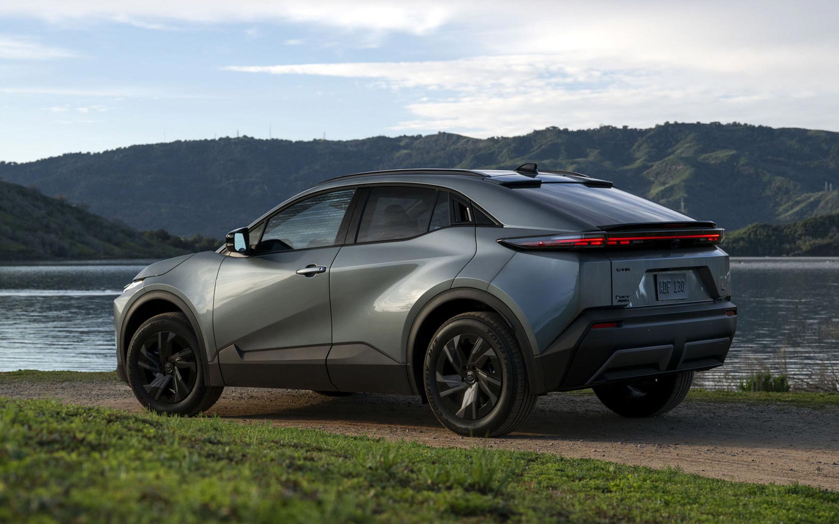 ���� Toyota C-HR Plus 