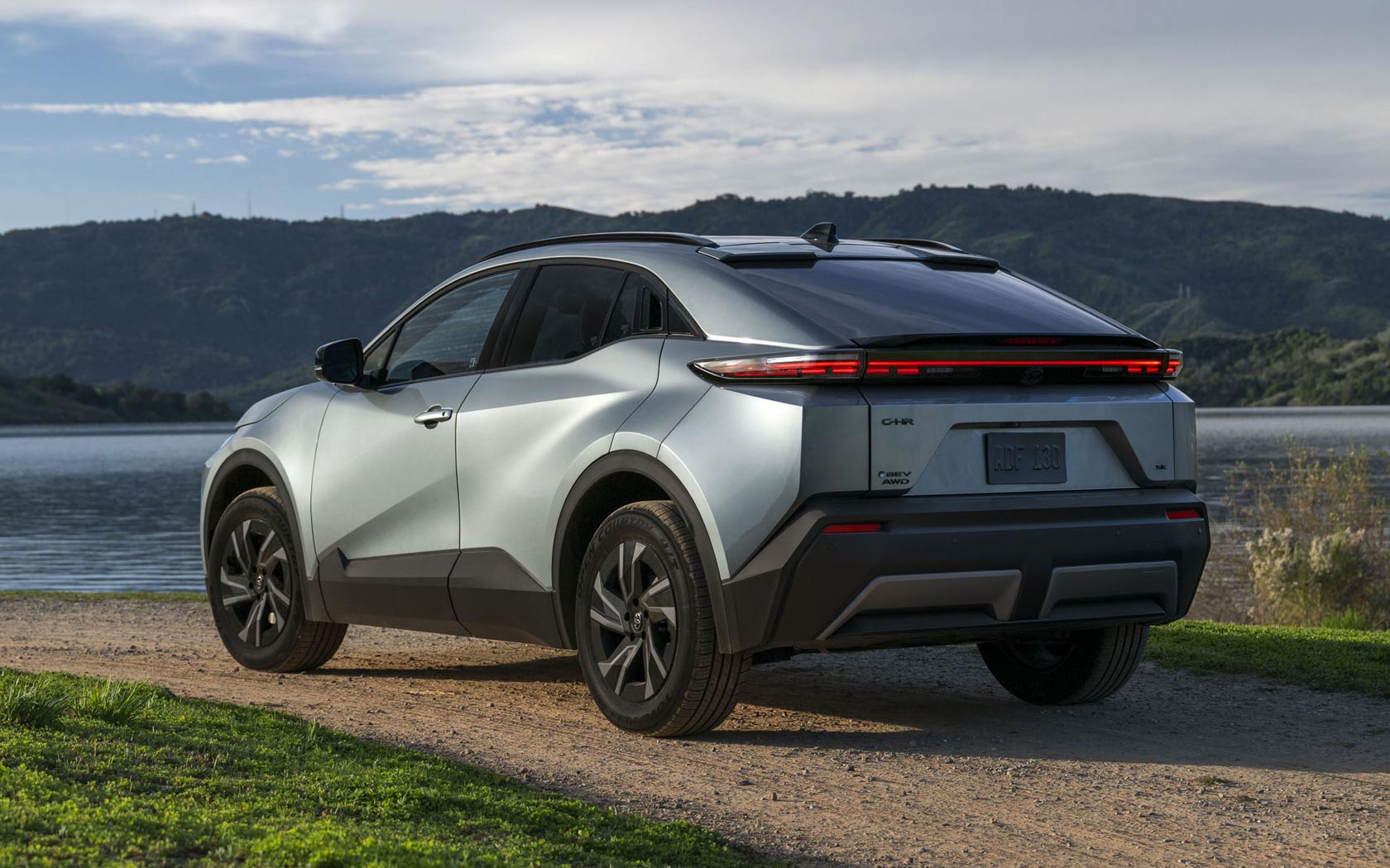 ���� Toyota C-HR Plus 
