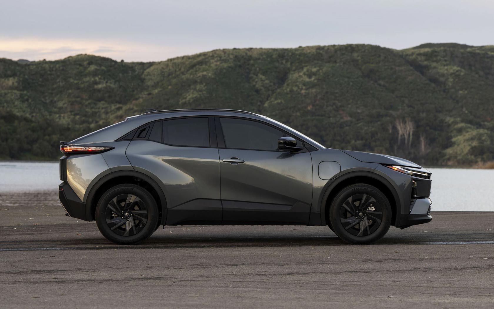 ���� Toyota C-HR Plus 