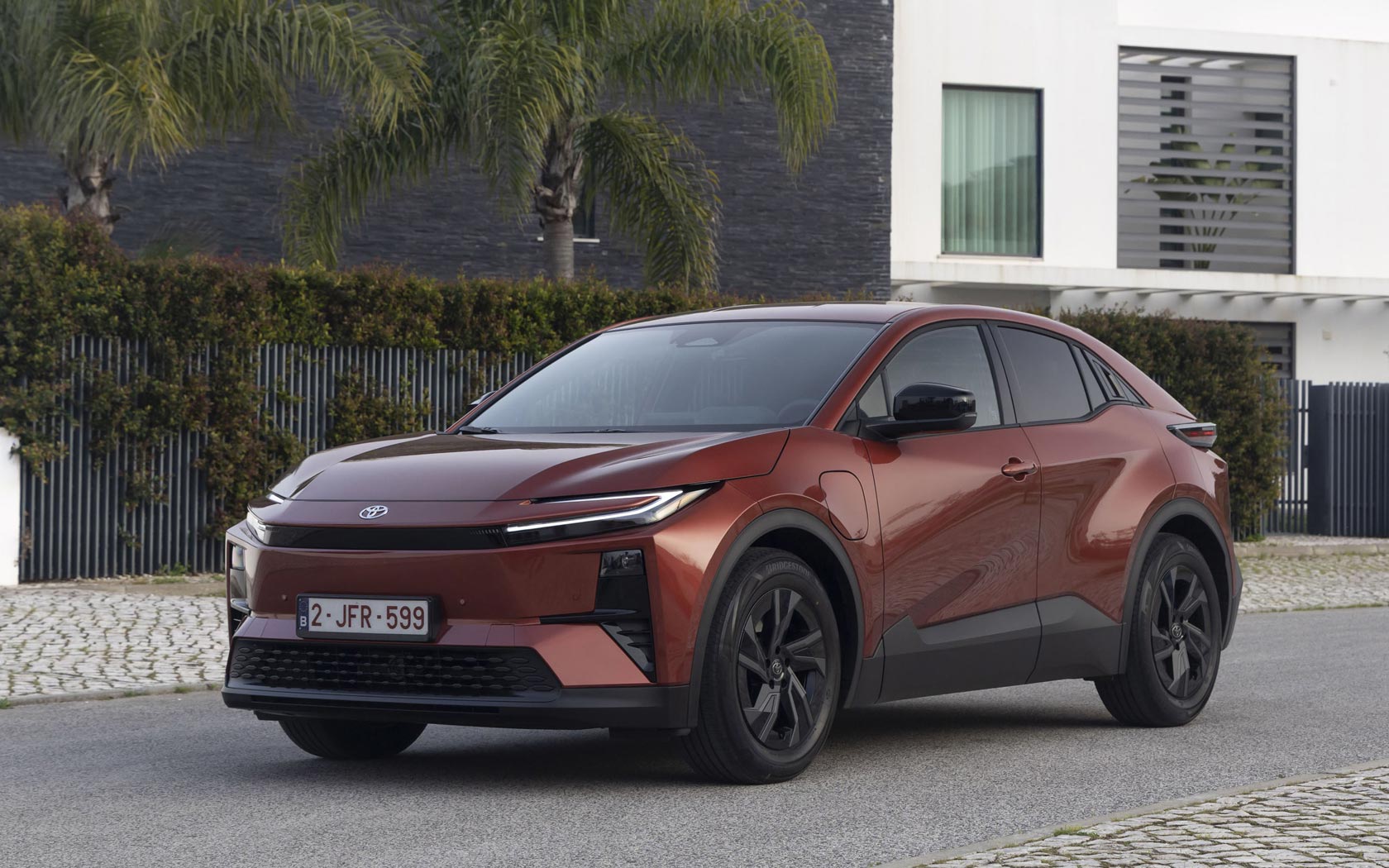 ���� Toyota C-HR Plus 