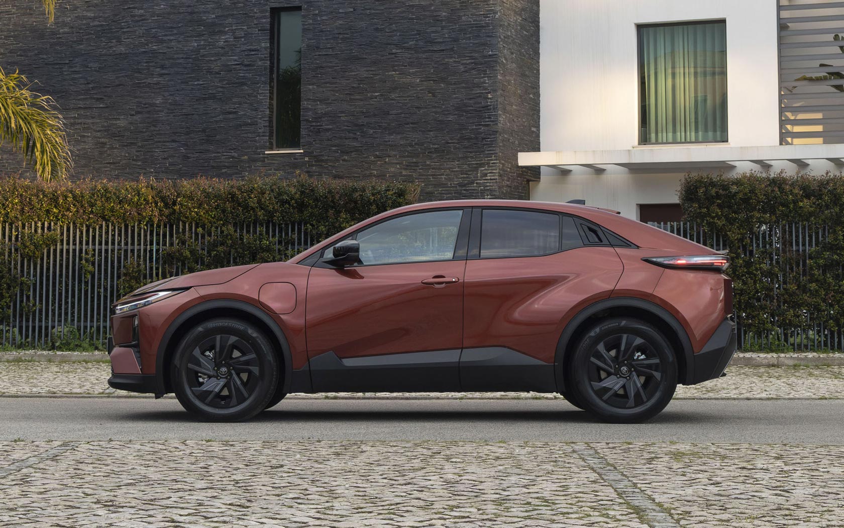 ���� Toyota C-HR Plus 