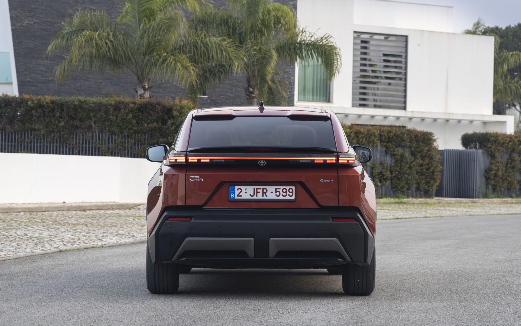 ���� Toyota C-HR Plus 