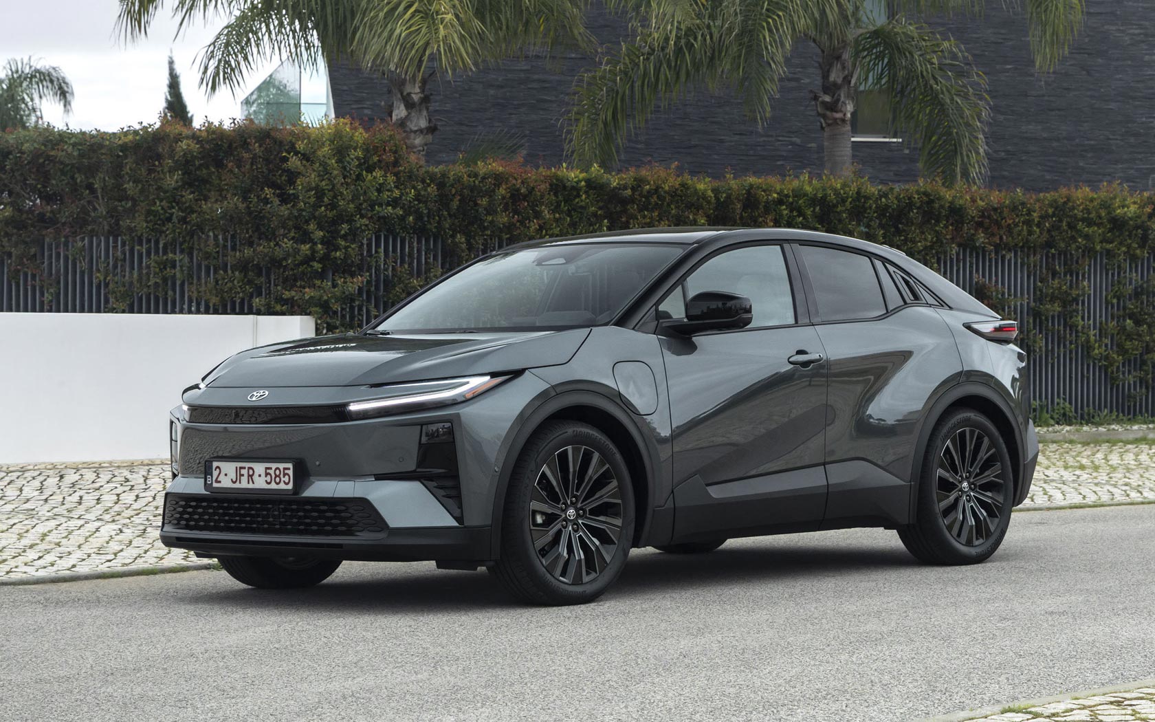 ���� Toyota C-HR Plus 