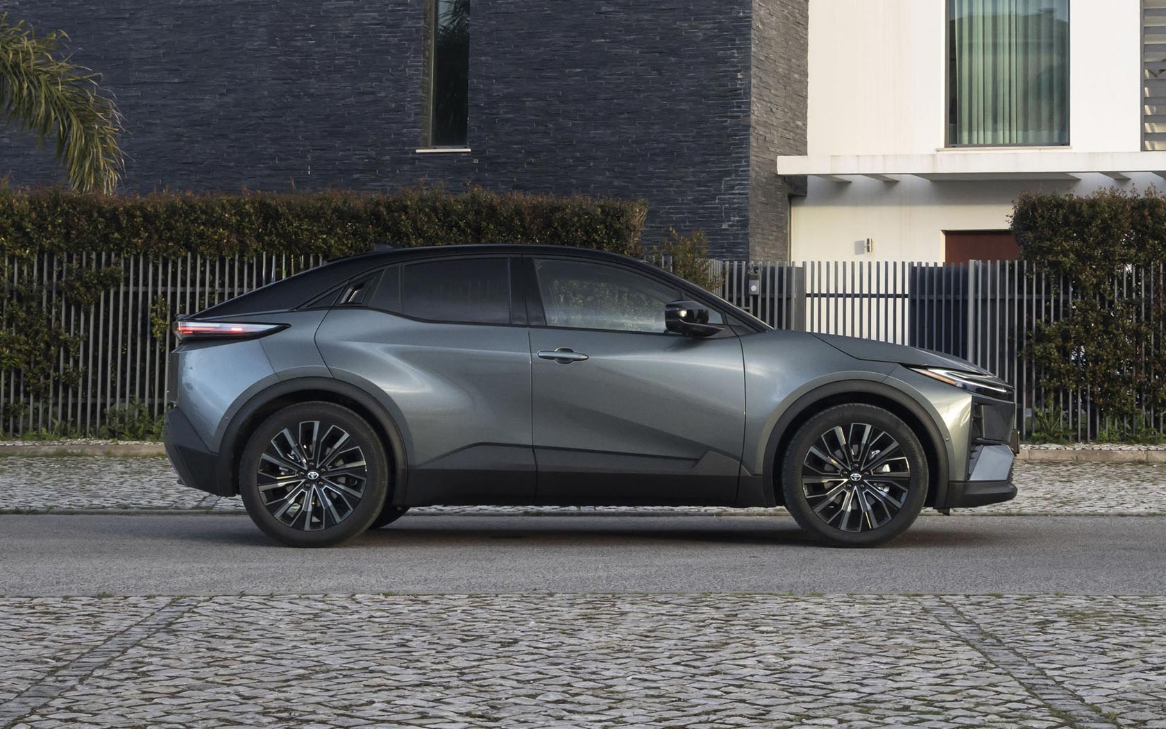 ���� Toyota C-HR Plus 