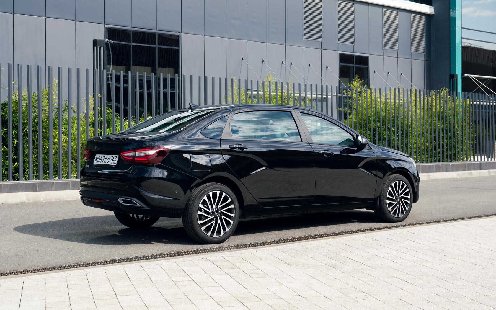  Lada Aura 